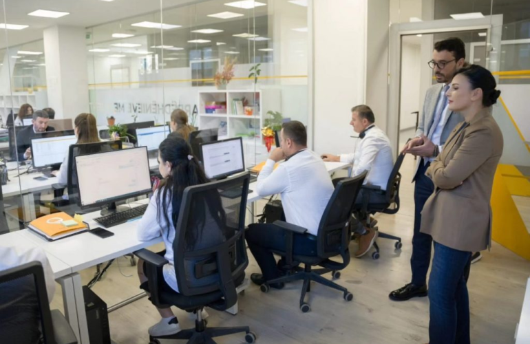 CALL CENTER prej 1 nëntorit shërbim 24 orë, Balluku-Karakaçi: OSHEE Group më pranë qytetarëve