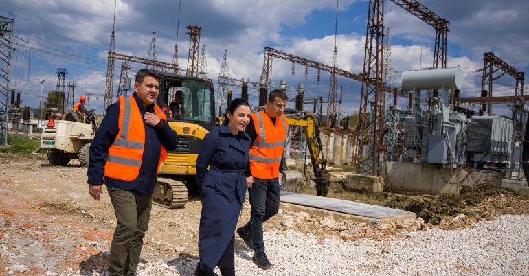 Rikonstruktohet nënstacioni i Kuçovës, Balluku-Dalipi inspektojnë punimet: Rritet cilësia e furnizimit, përfitojnë mbi 15 mijë abonentë