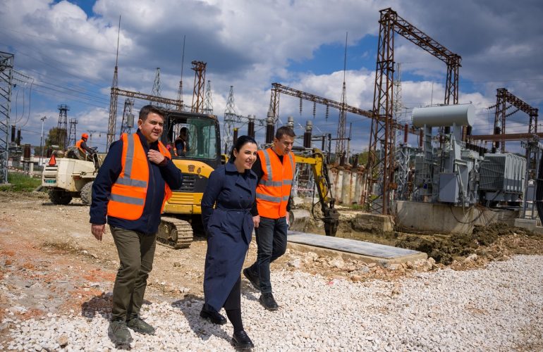 Rikonstruktohet nënstacioni i Kuçovës, Balluku-Dalipi inspektojnë punimet: Rritet cilësia e furnizimit, përfitojnë mbi 15 mijë abonentë