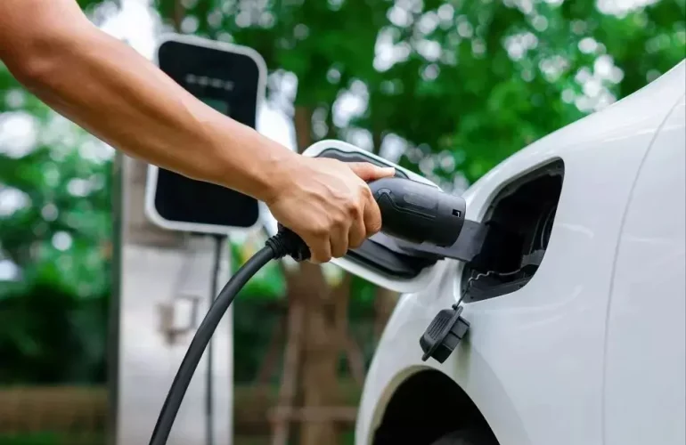 ERE miraton tarifë 22 lekë/kWh për karikimin e mjeteve të transportit me fuqi të instaluar mbi 11 kW