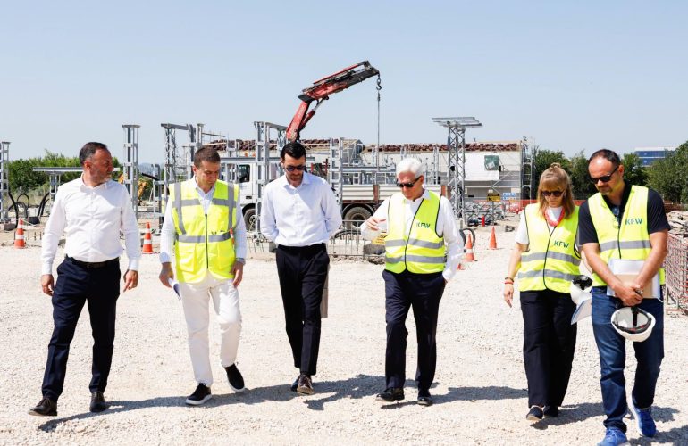 Karakaçi inspekton punimet për nënstacionin e ri elektrik të Kamzës: Investimet në energji në funksion të ruajtjes së mjedisit